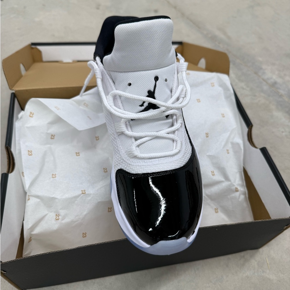 Air Jordan 11 CMFT Low V2 - NEW size 11 White with Black